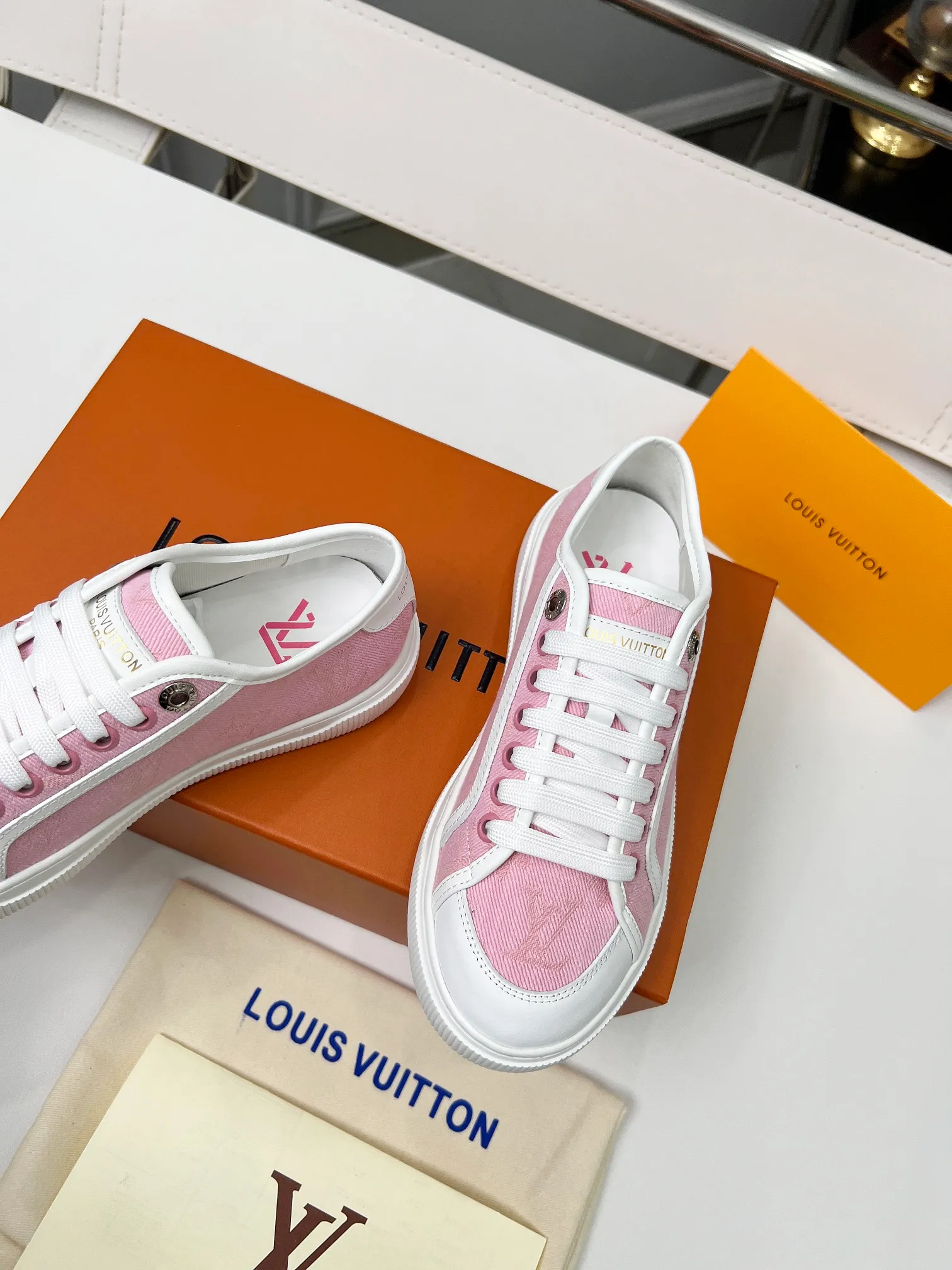 👟👟Ex-factory price 440👟👟 New arrival🆕 The hottest early spring model is coming. LV Lagoon sneakers are made of Monogram denim, injecting a retro flavor into the classic design. Leather trimmings pop out with the Louis Vuitton logo, while stenciled eyelets, trim and laces add to the refined details, and a rubber outsole embellished with Monogram flowers completes the look. Code number: 35~41, multiple colors available! Oil edges + TPU outsole + drawer box packaging